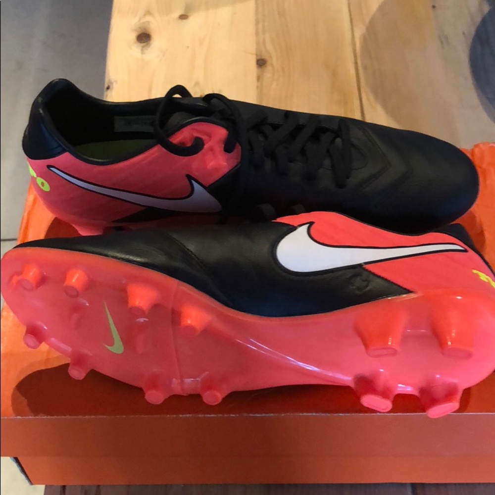 BNWT (original box) Nike Men’s Tiempo Mystic V FG